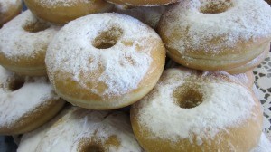 Klassische Donuts aus Hefeteig